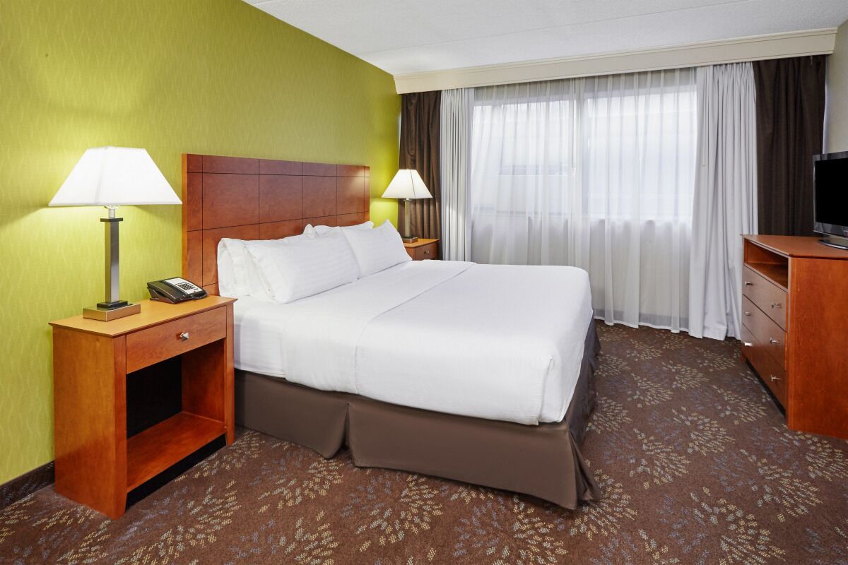 Your Home Away From Home! 2 Convenient Units, Free Parking, Onsite Dining