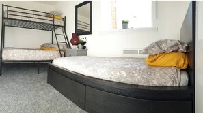 2 habitaciones, tabla de planchar con plancha y cuna de viaje 