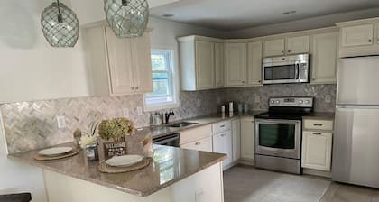 Luxurious-Modern feel w/ custom features - AC, short walk to the Beach and parks