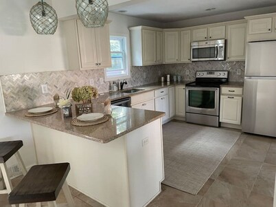 Luxurious-Modern feel w/ custom features - AC, short walk to the Beach and parks