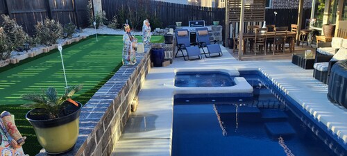 Prime location between River Walk and New Braufels