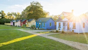 A row of colorful houses with a gravel path in front. - Tiny House close to the Beaches of Cape Charles (Cape Charles)