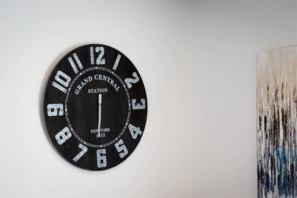 Et rundt vægur med et vintage design, med teksten "Grand Central Station, New York 2013".