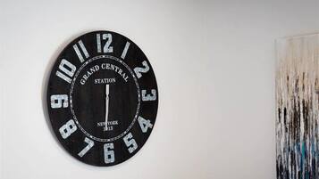 Et rundt vægur med et vintage design, med teksten "Grand Central Station, New York 2013".