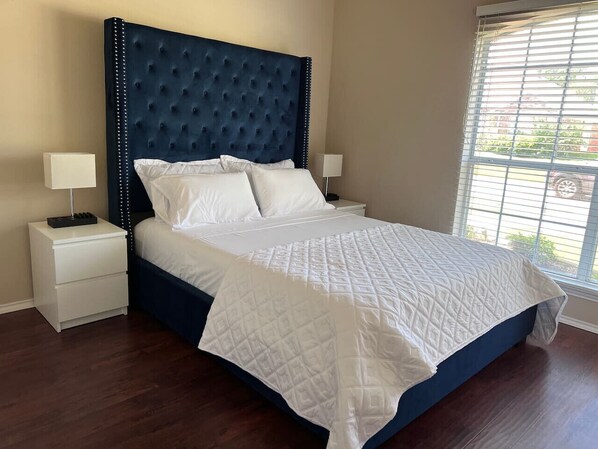 4 Schlafzimmer, Schreibtisch, Bügeleisen/Bügelbrett, WLAN