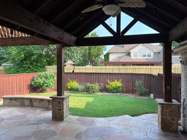 Terrace/patio - Backyard Sanctuary with 4 Bedrooms House (Plano)