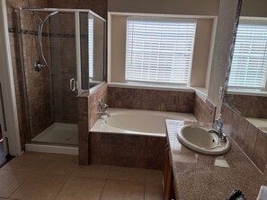 Combined shower/tub, hair dryer - Backyard Sanctuary with 4 Bedrooms House (Plano)