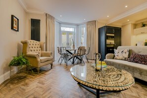 Luxe appartement | Woonruimte | Een 32-inch smart-tv met digitale zenders, televisie en Netflix
