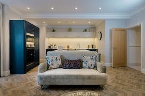 Appartement Luxe | Coin séjour | TV connectée de 32 pouces avec chaînes numériques, télévision, Netflix