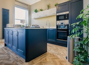 Appartement Luxe | Cuisine privée | Grand réfrigérateur, micro-ondes, four, plaque de cuisson