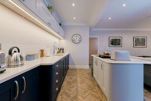 Appartement Luxe | Cuisine privée | Grand réfrigérateur, micro-ondes, four, plaque de cuisson