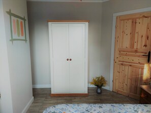 2 habitaciones, escritorio, tabla de planchar con plancha y wifi gratis 