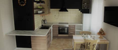 Fridge, oven, stovetop, dishwasher