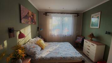 2 bedrooms, desk, iron/ironing board, free WiFi