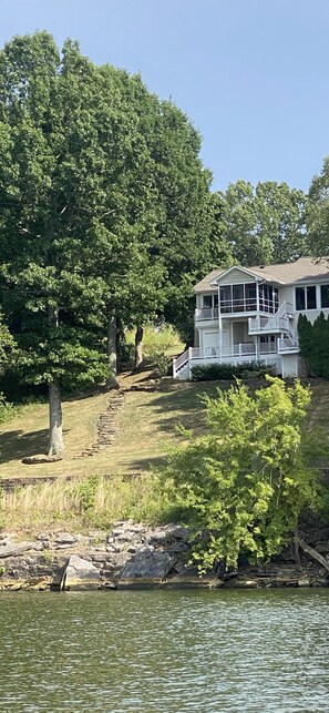 Luokittelematon kuva, 5 kautta 38, painike