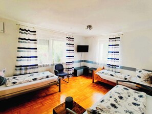 4 slaapkamers, een bureau, een strijkplank/strijkijzer, gratis wifi