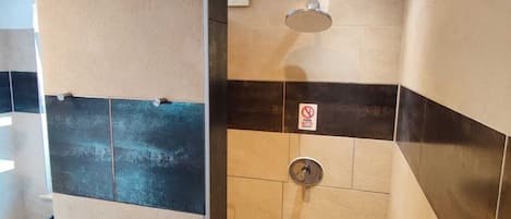 Een douche, een haardroger, handdoeken, zeep