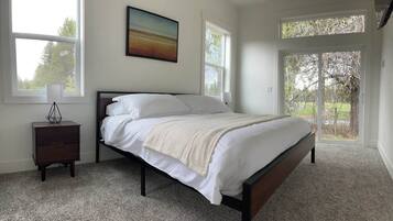 4 bedrooms, iron/ironing board, travel crib, free WiFi