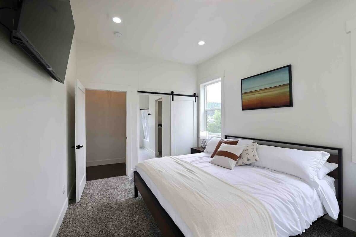 4 bedrooms, iron/ironing board, travel crib, free WiFi