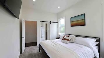 4 bedrooms, iron/ironing board, travel crib, free WiFi