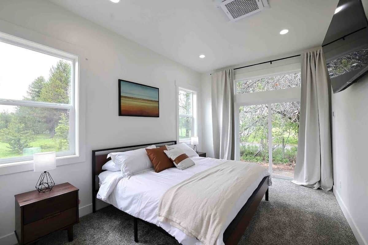 4 slaapkamers, een strijkplank/strijkijzer, reisbedje, gratis wifi