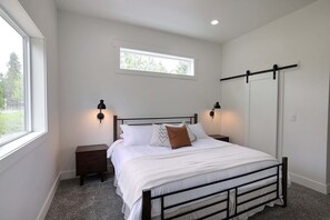 4 makuuhuonetta, silitysrauta/-lauta, vauvan matkasänky, ilmainen Wi-Fi