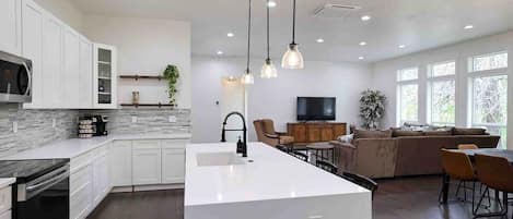 Frigorífico, microondas, horno y placa de cocina