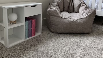 4 dormitorios, tabla de planchar con plancha, cuna de viaje