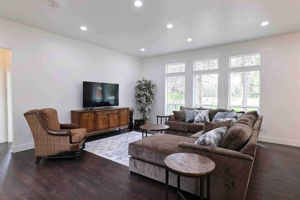 Een smart-tv en boeken