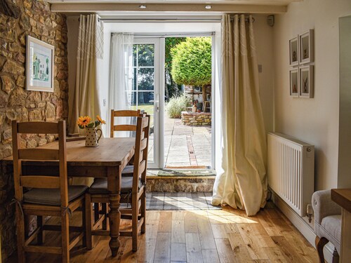 Bathurst Cottage is a delightful three bedroom detached cottage.