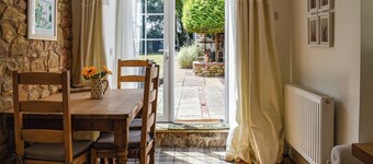 Bathurst Cottage is a delightful three bedroom detached cottage.