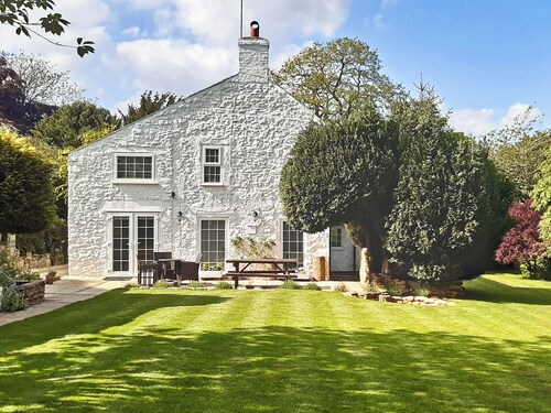Bathurst Cottage is a delightful three bedroom detached cottage.
