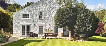 Bathurst Cottage is a delightful three bedroom detached cottage.