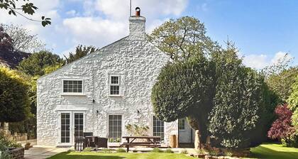 Bathurst Cottage is a delightful three bedroom detached cottage.