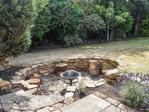 Bathurst Cottage is a delightful three bedroom detached cottage.