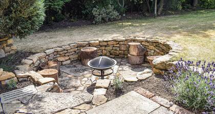 Bathurst Cottage is a delightful three bedroom detached cottage.