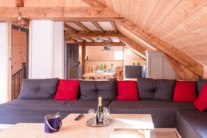 TV - In the heart of the village house of 182 m2, completely renovated (Cauterets)