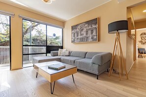 Télévision, chaîne hi-fi, espaces bureaux