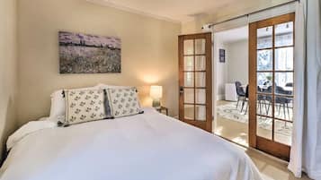 4 bedrooms, in-room safe, desk, iron/ironing board