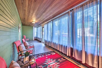 Comfortable, Charming Home Near Outdoor Adventure. Pet Friendly!