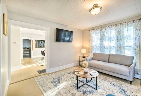 Smart TV. Comfortable, Charming Home Near Outdoor Adventure. Pet Friendly!