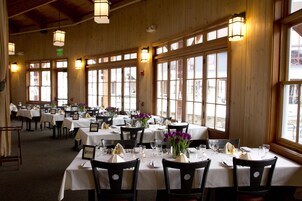 Se sirven almuerzos, cenas y cocina americana 