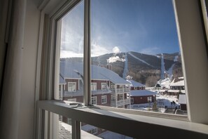 Caja de seguridad en la habitación y tabla de planchar con plancha 