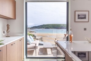 Interior - 2 The Reach - absolute beachfront - Sleeps 4 (Salcombe)