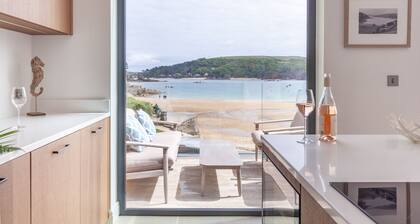 2 The Reach - absolute beachfront - Sleeps 4