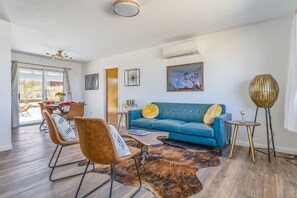 Smart TV, chimenea, libros y biblioteca musical 