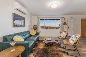 Smart TV, chimenea, libros y biblioteca musical 