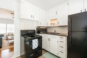 Geladeira, micro-ondas, fogão, cooktop