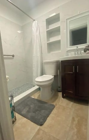 Chuveiro, secador de cabelo, toalhas de banho, sabonete
