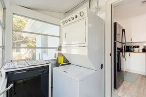 Wasserkocher mit Kaffee-/Teezubehör, Kühlschrank, Mikrowelle, Ofen